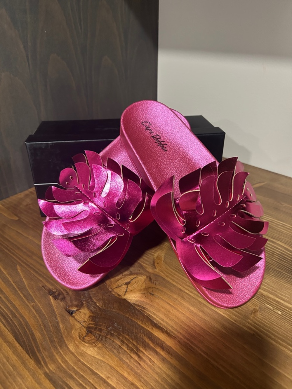 Cape Robbin Sharai leaf design slide sandals. New in box size 10